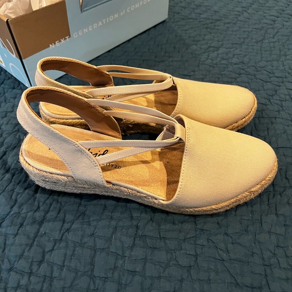 Lifestride Katrina 2 Cream Espradrille Slip on wedge NIB - Picture 10 of 11